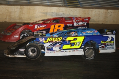 Shannon Babb (18) gets the jump on Brian Shirley (3s) at the outset of the 40-lapper. (stlracingphotos.com)