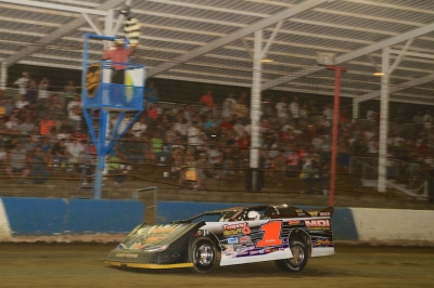 Don O'Neal takes the checkers at Terre Haute. (stlracingphotos.com)