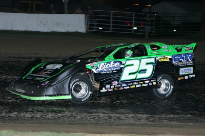 Chad Simpson heads for victory at C.J. Speedway. (mikerueferphotos.photoreflect.com)