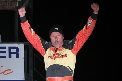 Jeff Aikey celebrates his victory and seventh Deery Brothers title. (chrisdamitz.com)