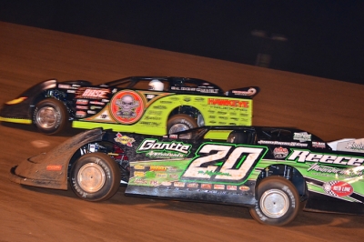Jimmy Owens (20) moves by Scott Bloomquist on his way to victory. (Eric Gano)