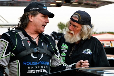 Scott Bloomquist (left) and Tommy Hicks (right) confer in the Wheatland pits. (thesportswire.net)