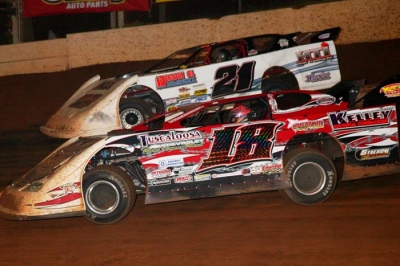 Ronny Lee Hollingsworth (18) races to victory. (Scott Oglesby)