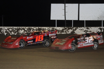 Shannon Babb (18) held off Bobby Pierce (32) for a $5,000 victory at Tri-State. (stlracingphotos.com)
