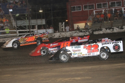 Shannon Babb (18) splits Kevin Weaver (12) and Brian Shirley (48) for the lead. (stlracingphotos.com)