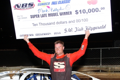 Mark Pettyjohn celebrates his $10,000 victory. (Rick Neff)