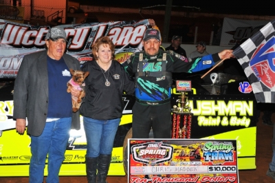 Chris Madden poses in victory lane with Volunteer promoters Joe and Phyllis Loven. (mrmracing.net)