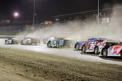 The 28-car field dashes down the frontstretch. (heathlawsonphotos.com)