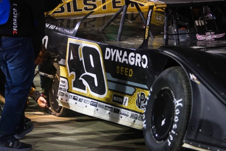 Jonathan Davenport's crew replaces a flat tire. (Zach Yost)