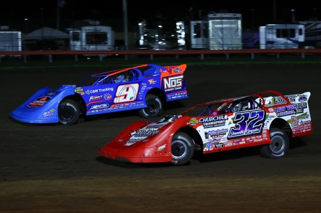 Bobby Pierce (32) racing Nick Hoffman (9) at Farmer City. (Josh James)