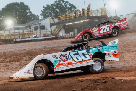Dan Ebert (60) works Lernerville's inside lane. (heathlawsonphotos.com)