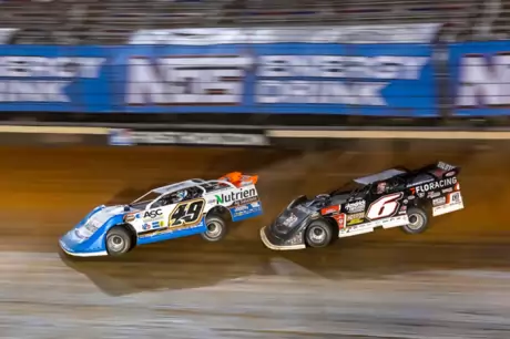 Kyle Larson (6) pressures Jonathan Davenport (49). (jacynorgaardphotography.com)
