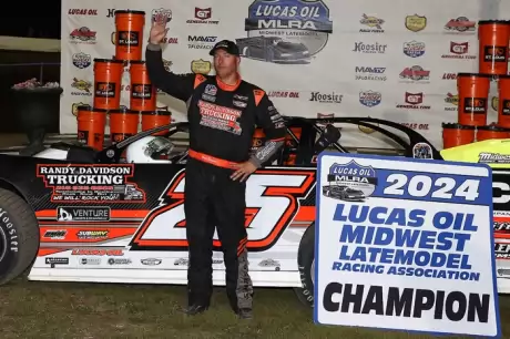 Chad Simpson savors his fifth MLRA title. (Mike Ruefer)