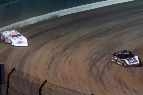 Carson Ferguson (left) and Chris Ferguson (right) battle at Eldora. (heathlawsonphotos.com)
