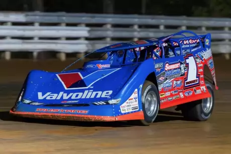 Brandon Sheppard wheels around the Hagerstown half-mile. (heathlawsonphotos.com)