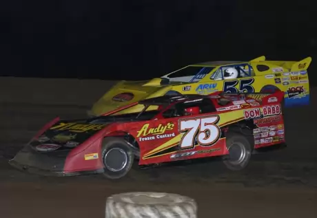 Terry Phillips (75) battles eventual winner Ken Essary (55). (Ron Mitchell)