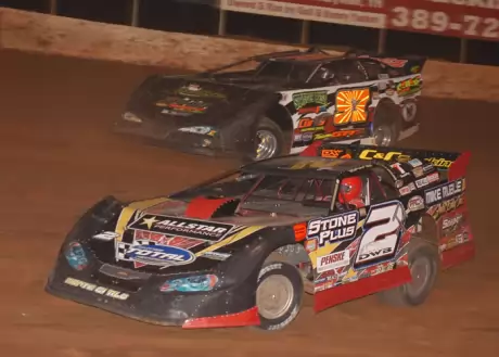 Anthony White gets past Skip Arp early in the race. (www.mrmracing.net)