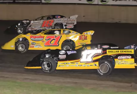 Winner Don O'Neal (71) battles up front at Tri-City. (stlracingphotos.com)