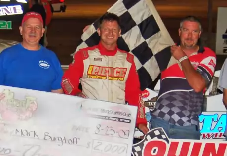 Mark Burgtorf picks up $2,000. (Hulett Photography)
