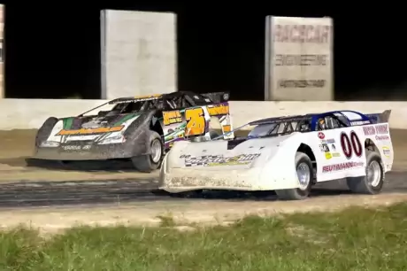 Dillon Wood (26) races past Wayne Reutimann Jr. (00). (rewingphotos.com)