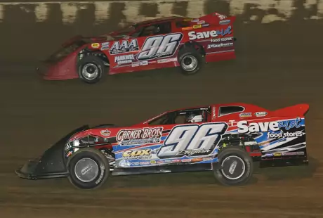 Tanner English (inside) duels father Terry. (kohlsracingphotos.com)