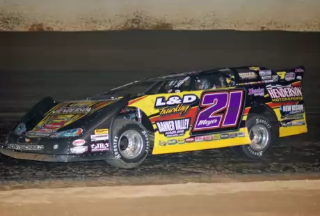 Billy Moyer heads for victory at Clayhill. (DirtonDirt.com)