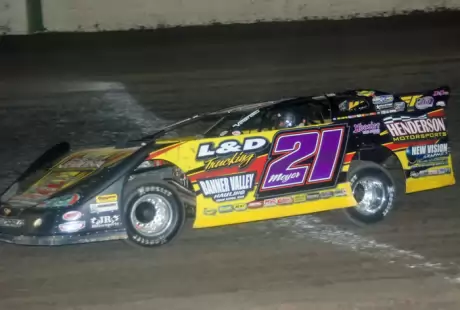 Billy Moyer heads for victory at I-55. (DirtonDirt.com)