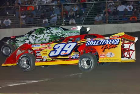 Tim McCreadie (39) works Jason Feger (25) early in the 50-lapper. (de-photos.com)