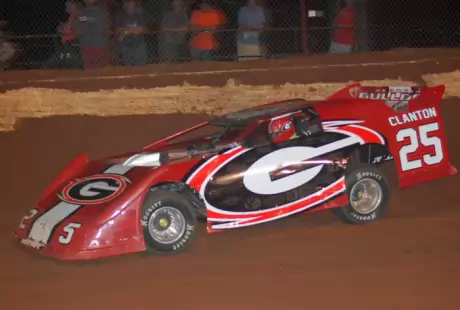Shane Clanton cruises toward a victory in the first heat at Columbus. (DirtonDirt.com)