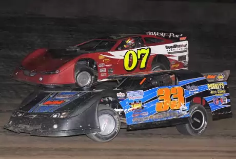 Front-row starters Kelly Boen (07) and Al Purkey (33) battle at the outset of the main event. (fasttrackphotos.net)