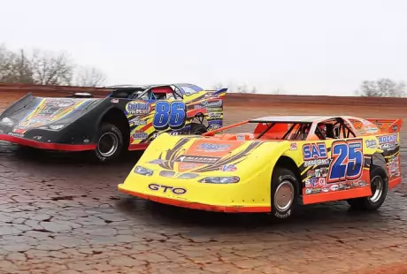 Shane Clanton (25) laps Kyle Beard (86) en route to victory. (ronskinnerphotos.com)
