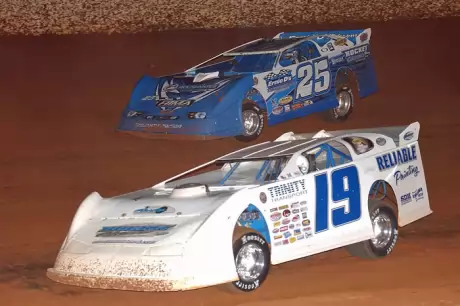 Winner Josh Richards (25) stalks Austin Hubbard (19) at Winchester. (Brian McLeod)
