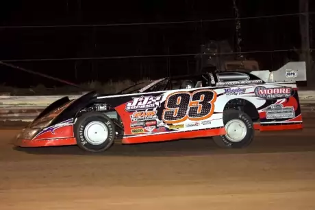 Ray Moore races to a $2,500 SUPR victory at Jones Motor Speedway. (glennonphotos.com)