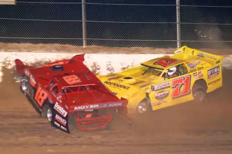 Shannon Babb (18) and Don O'Neal (71) crash at Paducah. (DirtonDirt.com)