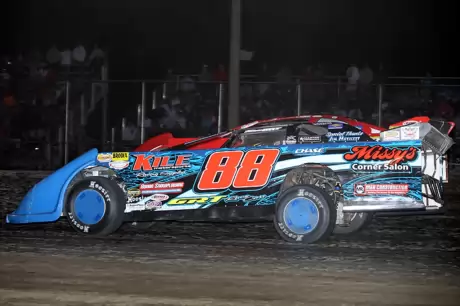 Kevin Kile heads for a victory at Cedar County. (chrisdamitz.com)