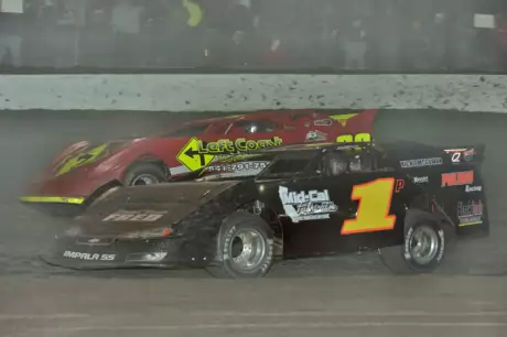 Brad Pounds (1P) heads for victory at Bakersfield. (photofinishphotos.com)