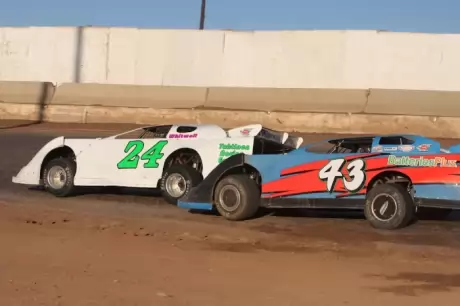 R.C. Whitwell (24) leads Garrett Alberson (43) at Tucson. (raceimages.net)
