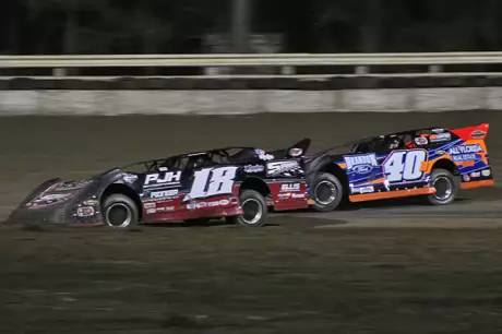 Ronny Lee Hollingsworth (18) holds off Kyle Bronson (40B) at Ocala. (photosbytrace.com)