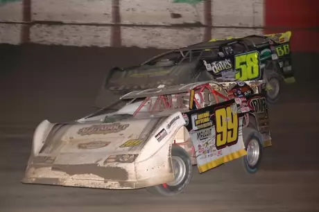 Devin Moran (99m) works under Mark Whitener (58) en route to an eighth-place finish. (DirtonDirt.com)