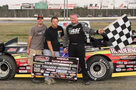 The Henderson Motorsports team enjoys a St. Patrick's Day victory. (foto-1.net)