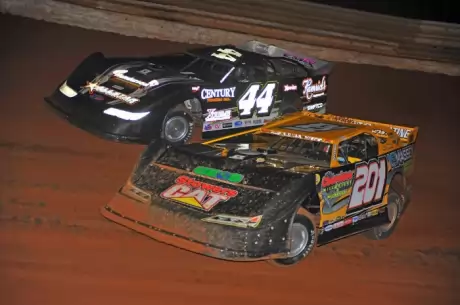 Winner Chris Madden (44) turned back several challenges from Billy Ogle Jr. (201). (mrmracing.net)