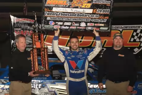 Josh Richards shows off his big check at Paducah. (stlracingphotos.com)