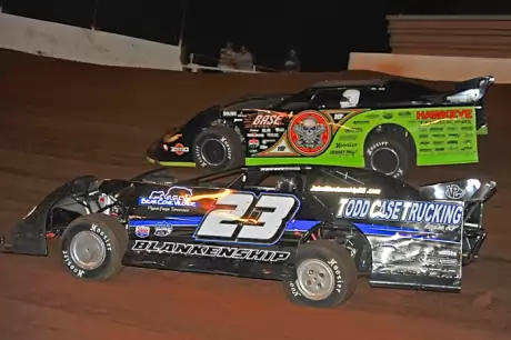 John Blankenship (23) battles Scott Bloomquist on his way to victory. (mrmracing.net)