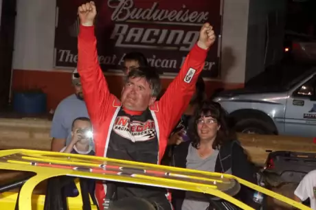 Jason Covert celebrates his $5,000 victory at Hagerstown. (pbase.com/cyberslash)