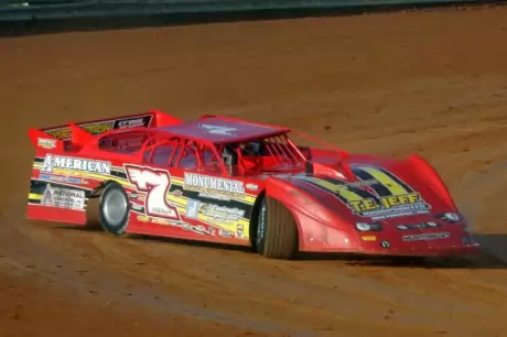 Rick Eckert steers Paul Crowl's No. 7 to victory. (pbase.com/cyberslash)