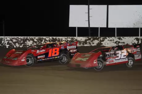 Shannon Babb (18) held off Bobby Pierce (32) for a $5,000 victory at Tri-State. (stlracingphotos.com)