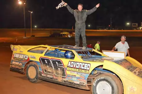 Rick Rickman celebrates his first series victory. (foto-1.net)