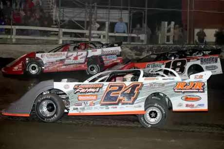 Ryan Unzicker (24) bids for the lead at Macon. (doublejphotos.smugmug.com)