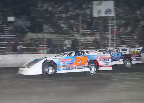 Erb (28) battles Melvin (27). (stlracingphotos.com)