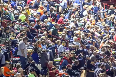 A big crowd at a 2019 Dirt Late Model event. (heathlawsonphotos.com)